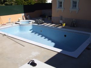 Construção de piscinas personalizadas com jacuzzi
